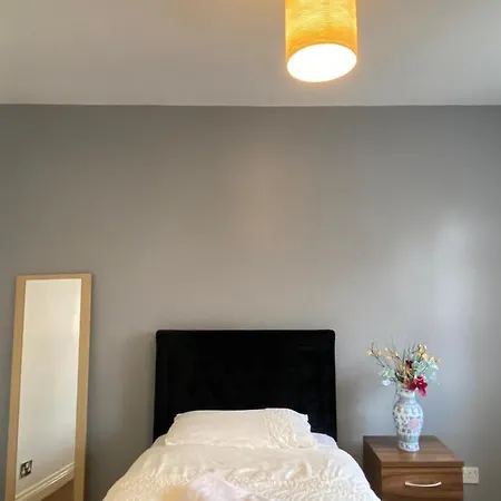Budget Private Close To City Centre And Airport Privatunterkunft